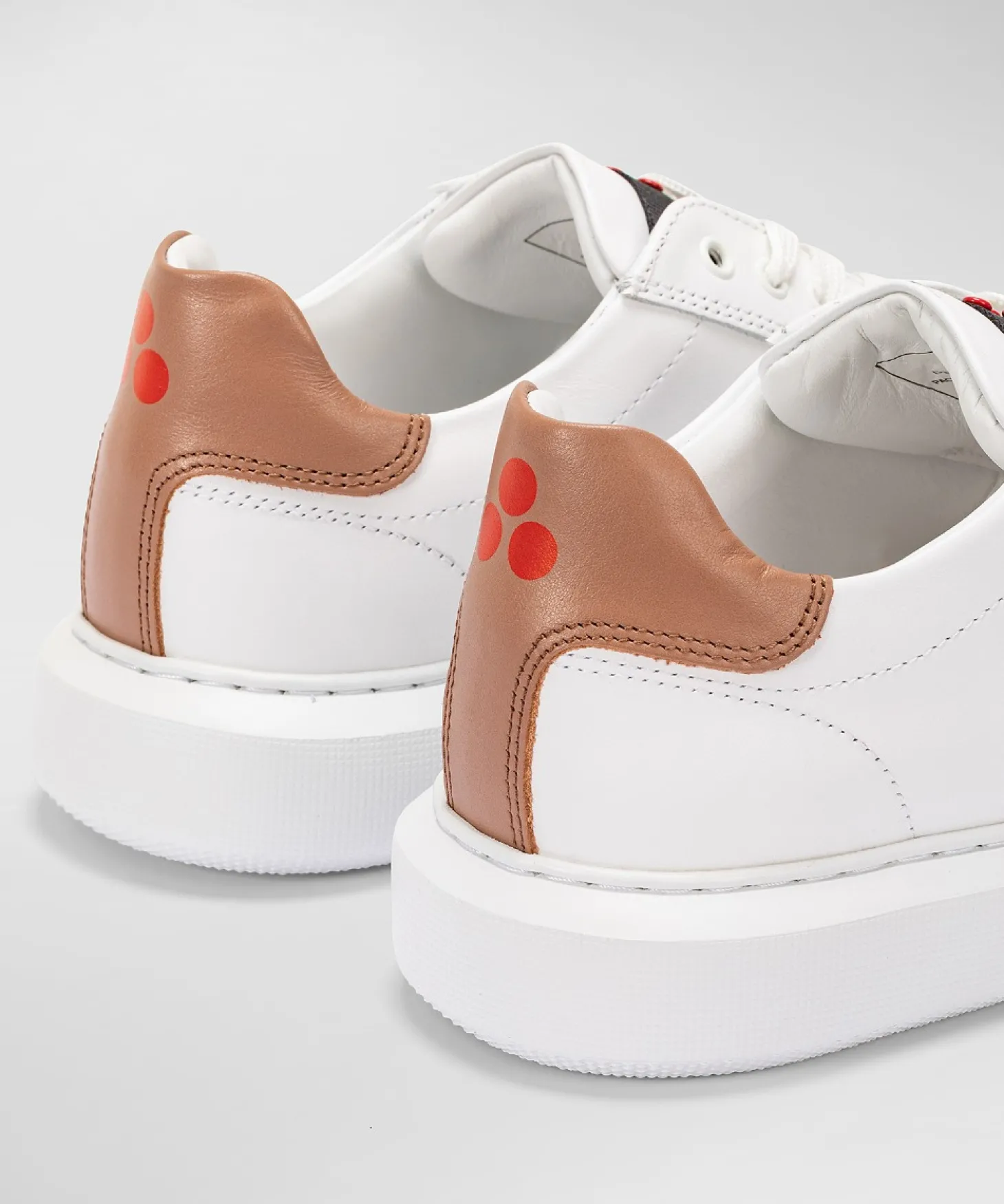 Sneaker In Pelle Con Logo Goffrato