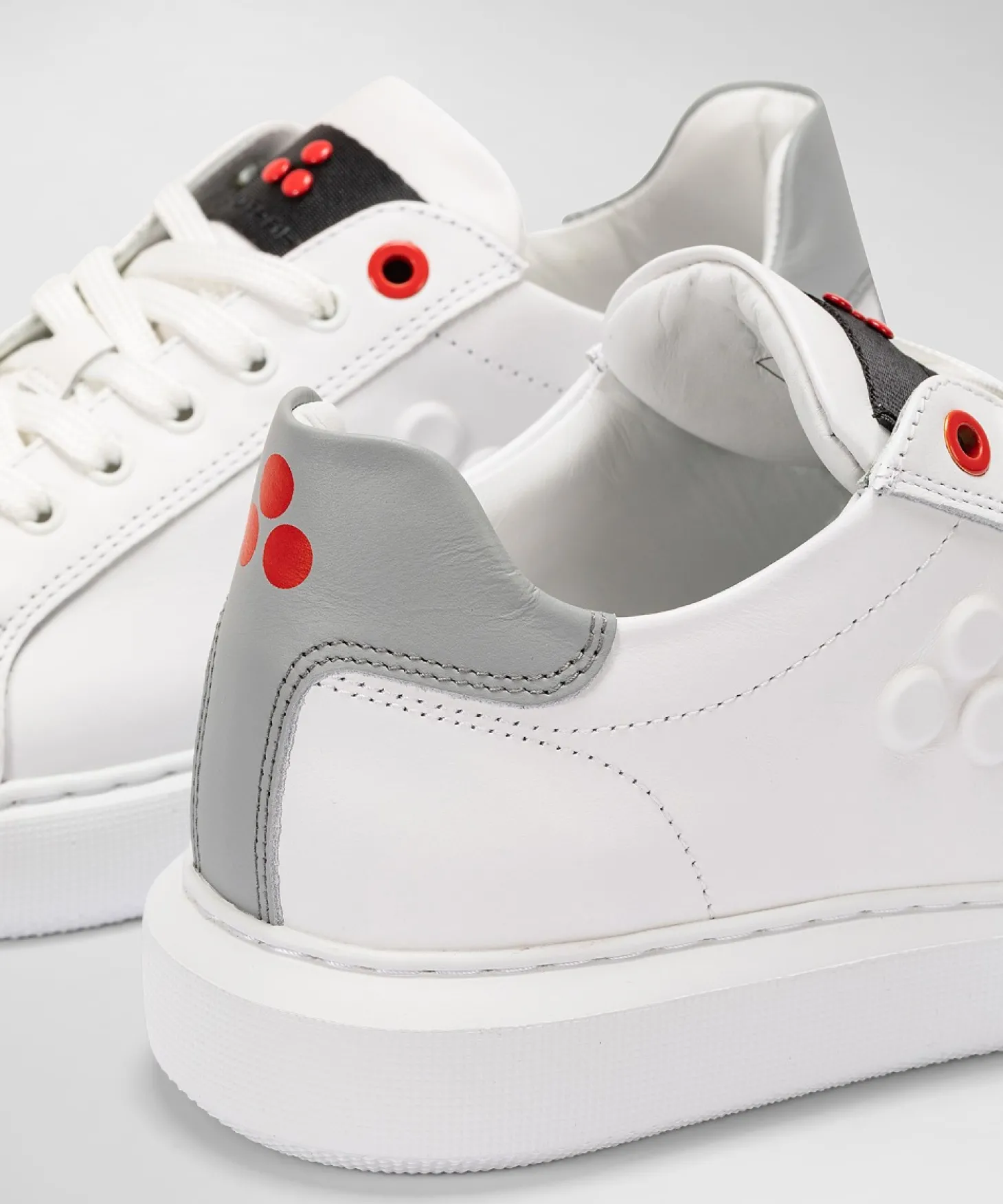 Sneaker In Pelle Con Logo Goffrato