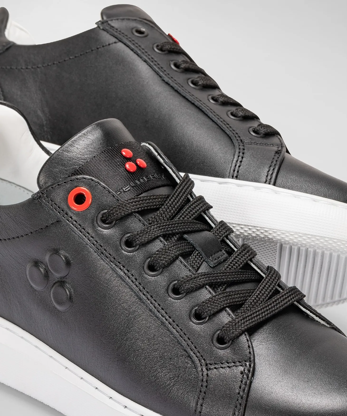 Sneaker In Pelle Con Logo Goffrato